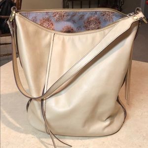 Hobo International bucket bag Torin in Parchment.